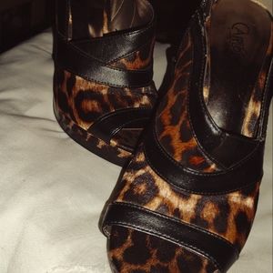 Carlos Santana “Chica” Leopard Print Heels Size 7.5